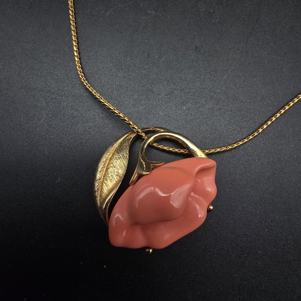 Avon 1981 Sea Treasures Pendant Necklace Peach Flower Gold Tone VIntage